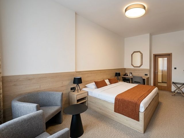 Hotel Borovany – pokoj s terakotovým přehozem a dřevěným obložením